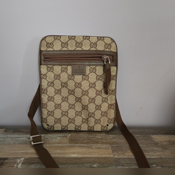 Authentic Vintage Gucci Small Cross Body Bag. - Picture 2 of 8